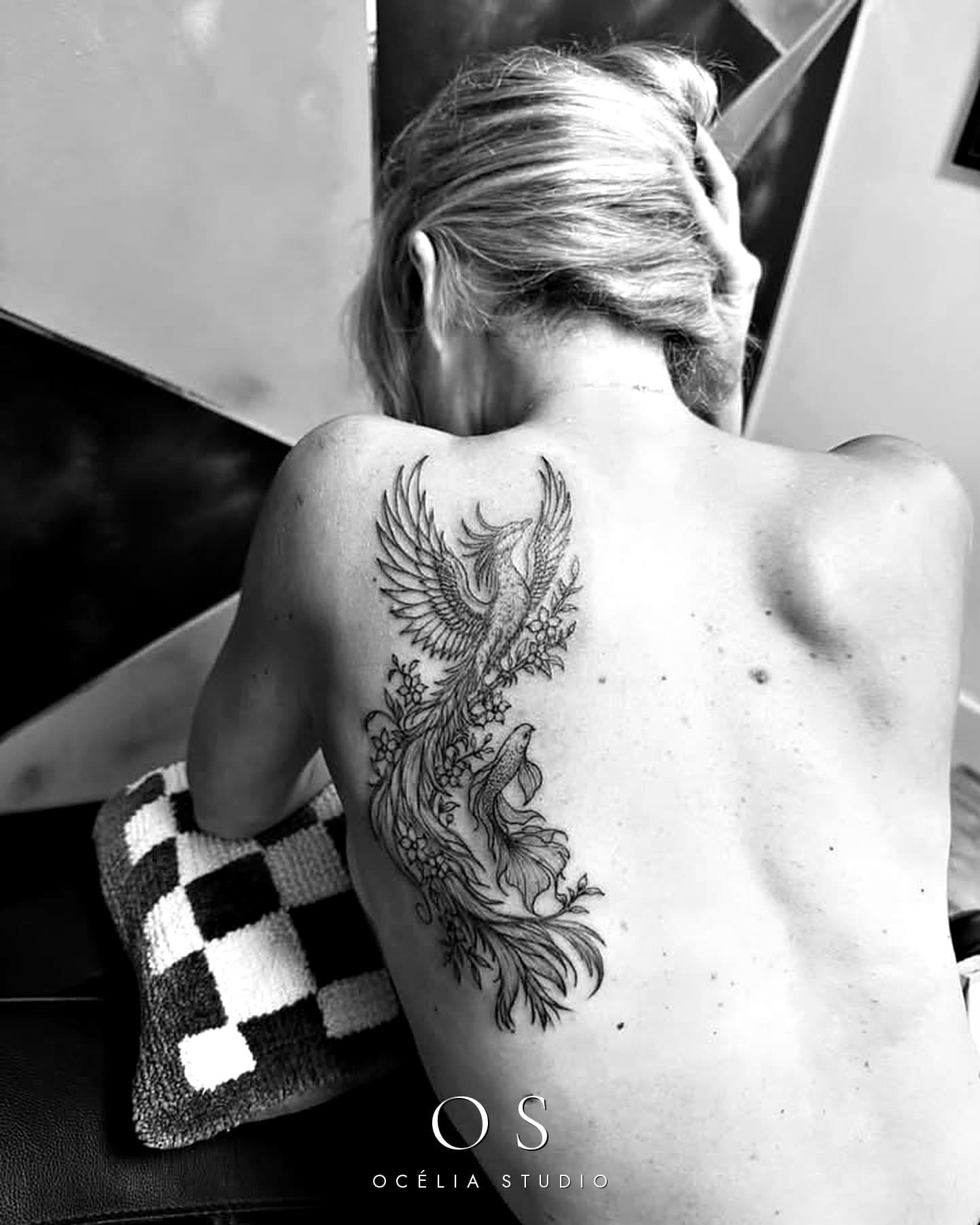 Phénix fine line tatoué dans le dos, réalisé par Océlia